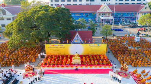 ภาพ No.280204:วันอังคารที่ ๓๐ ธันวาคม พ.ศ. ๒๕๖๘ พิธีตักบาตรพระ ๑,๐๖๙ รูป จังหวัดกาฬสินธุ์   ณ บริเวณสนามหน้าศาลากลาง จังหวัดกาฬสินธุ์ (หลังเก่า)