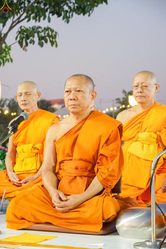 ภาพ No.282559:วันเสาร์ที่ 20 ธันวาคม พ.ศ.2568 พิธีตักบาตรพระ 10,000 รูป (ชุด 2) เนื่องในโอกาส 194 ปี จังหวัดกาญจนบุรี และอุทิศส่วนกุศลให้แด่บรรพชนทั้งหลาย บริเวณถนนสองแคว (Skywalk) เมืองกาญจนบุรี