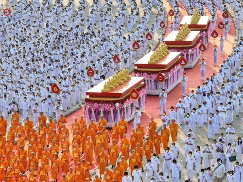 ภาพ No.79056:พิธีอัญเชิญองค์พระบรมพุทธเจ้า 24 องค์ เวียนประทักษิณรอบพระมหาธรรมกายเจดีย์ ณ วัดพระธรรมกาย  วันที่ 2 เมษายน พ.ศ. 2566