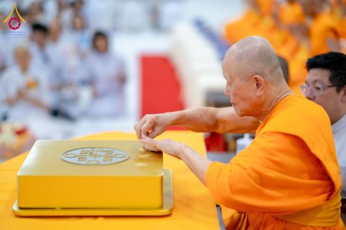 ภาพ No.160923:พิธีเจริญพระพุทธมนต์ และปิดแผ่นทองรูปเหมือน พระเดชพระคุณพระมงคลเทพมุนี (สด จนฺทสโร) พระผู้ปราบมาร จำนวน 3 องค์ วันเสาร์ที่ 5 ตุลาคม พ.ศ. 2567 ณ อาคารปลูกศรัทธา 2 (ชานชลาเดิม) วัดพระธรรมกาย อ.คลองหลวง จ.ปทุมธานี