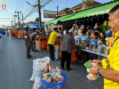 ภาพ No.133566:พิธีขอขมารับผ้าไตร, พิธีบรรพชาสามเณร, สามเณรออกบิณฑบาต ในโครงการบรรพชาสามเณร ฟื้นฟูพระพุทธศาสนาทั่วไทย  ณ ศูนย์ปฏิบัติธรรม และอบรมเยาวชนเมืองยะลา วันที่ 3 เมษายน พ.ศ. 2567