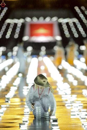 ภาพ No.244332:วันที่ 7 กันยายน พ.ศ. 2568 พิธีจุดประทีป วันครูผู้ค้นพบวิชชาธรรมกาย ณ ลานธรรมฯ และวิหารคด วัดพระธรรมกาย