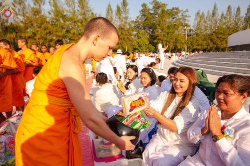 ภาพ No.193080:พิธีตักบาตรพระธรรมยาตรา ณ อนุสรณ์สถานคลองบางนางแท่น อ.สามพราน จ.นครปฐม ในโครงการธรรมยาตรา กตัญญูบูชา มหาปูชนียาจารย์ พระมงคลเทพมุนี(สด จนฺทสโร) พระผู้ปราบมาร อนุสรณ์สถาน 7 แห่ง ปีที่ 13 วันที่ 11 มกราคม พ.ศ.2568
