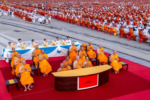 ภาพ No.221683:วันอังคารที่ 22 เมษายน พ.ศ. 2568 ภาพพิธีถวายมหาสังฆทานคณะสงฆ์ 40,000 กว่าวัดทั่วประเทศ เนื่องในวันคุ้มครองโลก ชุดที่ 2 (ปลื้มให้สมการรอคอย) ณ ลานธรรมพระมหาธรรมกายเจดีย์ วัดพระธรรมกาย