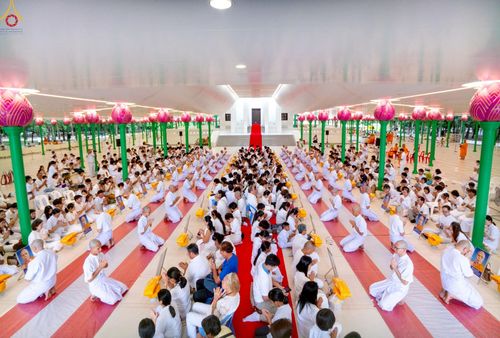 ภาพ No.228982:วันเสาร์ที่ 14 มิถุนายน พ.ศ. 2568 พิธีเวียนประทักษิณ , พิธีขอขมารับผ้าไตร ในโครงการบรรพชาอุปสมบทหมู่ ผู้บริหารรุ่นที่ 15 และ อุดมศึกษา รุ่นที่ 52 ณ โบสถ์พระไตรปิฎก วัดพระธรรมกาย