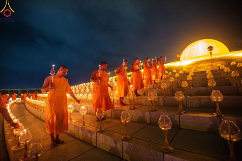 ภาพ No.160705:พิธีจุดประทีป 20,000 ดวง บูชาพระมหาธรรมกายเจดีย์ และบูชาพระมงคลเทพมุนี (สด จนฺทสโร) พระผู้ปราบมาร ณ ลานธรรม พระมหาธรรมกายเจดีย์ วัดพระธรรมกาย จ.ปทุมธานี วันที่ 10 ตุลาคม พ.ศ. 2567