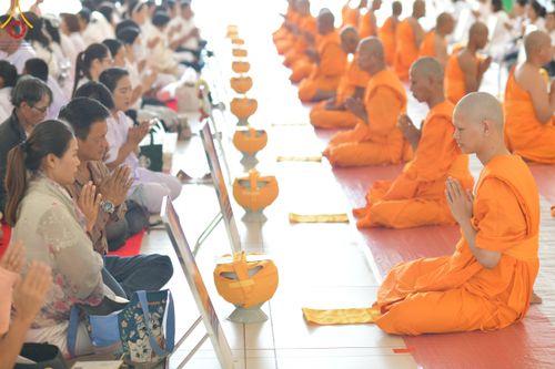 ภาพ No.199793:โครงการอุปสมบทหมู่บูชาธรรม 116 ปี คุณยายอาจารย์มหารัตนอุบาสิกาจันทร์ ขนนกยูง โครงการอุปสมบทหมู่ธรรมทายาท ระดับอุดมศึกษา รุ่นที่ 51 ภาคฤดูหนาว  ณ โบสถ์พระไตรปิฏก วัดพระธรรมกาย จ.ปทุมธานี  วันที่ 11 มกราคม พ.ศ. 2568 โดยมีพระครูปลัดรัตนวีรวัฒน์ เจ้าอาวาสวัด