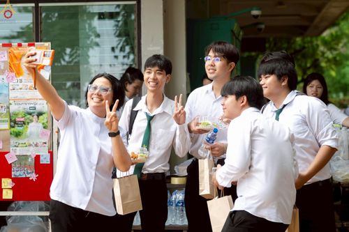 ภาพ No.243182:วันพฤหัสบดีที่ 4 กันยายน พ.ศ. 2568 เวลา 07.00-08.15 น. มหาวิทยาลัยเกษตรศาสตร์ กำแพงแสน ร่วมทำบุญตักบาตร Freshy KU85 พระสงฆ์ 85 รูป