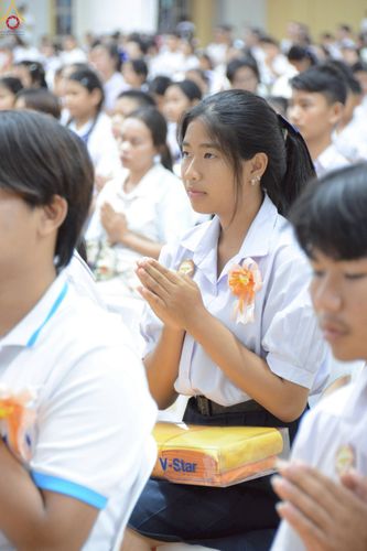 ภาพ No.246040:วันเสาร์ที่ 13 กันยายน พ.ศ. 2568 พิธีมอบผ้าไตรประธานกฐินสัมฤทธิ์เด็กดี V-Star ณ สภาธรรมกายสากล วัดพระธรรมกาย