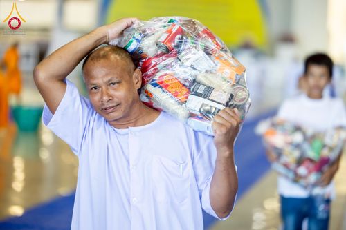 ภาพ No.223464:วันวิสาขบูชา วันอาทิตย์ที่ 11 พฤษภาคม พ.ศ. 2568 พิธีตักบาตร และปฎิบัติธรรม ณ สภาธรรมกายสากล วัดพระธรรมกาย