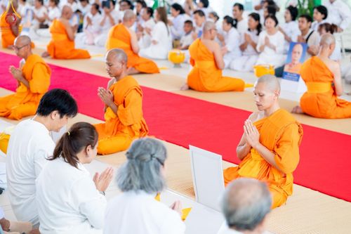 ภาพ No.159824:พิธีตัดปอยผมปลงผมนาคธรรมทายาท, พิธีบรรพชาอุปสมบทหมู่ โครงการอุปสมบทหมู่บูชาธรรม 140 ปี พระมงคลเทพมุนี (สด จนฺทสโร) ณ โบสถ์พระไตรปิฏก วัดพระธรรมกาย วันเสาร์ที่ 5 ตุลาคม พ.ศ. 2567