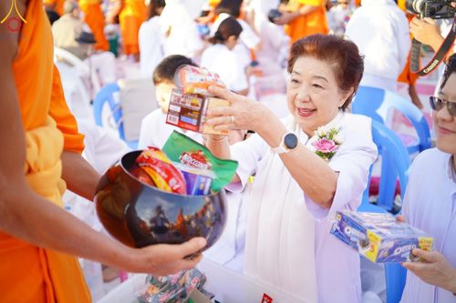 ภาพ No.187858:พิธีตักบาตรฉลองพระใหม่ ต้อนรับพุทธศักราช 2568 ณ ลานธรรมพระมหาธรรมกายเจดีย์ วัดพระธรรมกาย จ.ปทุมธานี วันที่ 1 มกราคม พ.ศ. 2568