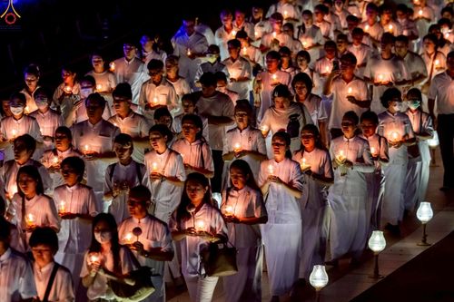 ภาพ No.224085:วันวิสาขบูชา วันอาทิตย์ที่ 11 พฤษภาคม พ.ศ. 2568 พิธีจุดวิสาขประทีป ,  พิธีเวียนประทักษิณรอบพระมหาธรรมกายเจดีย์ , พิธีฉลองชัยสวดมนต์บทธัมมจักกัปปวัตตนสูตร ครบ 7,357,000,000 จบ ณ มหารัตนวิหารคด วัดพระธรรมกาย