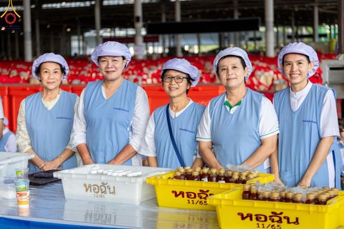 ภาพ No.58942:V.40 ภัตตาหารพระหมื่นวัด เราจัดให้ การปฏิบัติงานของเจ้าหน้าที่และอาสาสมัคร เพื่อรับบุญในการถวายภัตตาหาร แด่คณะสงฆ์ 10,000 กว่าวัดทั่วประเทศ ที่มาร่วมงานวันคุ้มครองโลก จันทร์ที่ 22 เมษายน พ.ศ. 2567 ณ วัดพระธรรมกาย