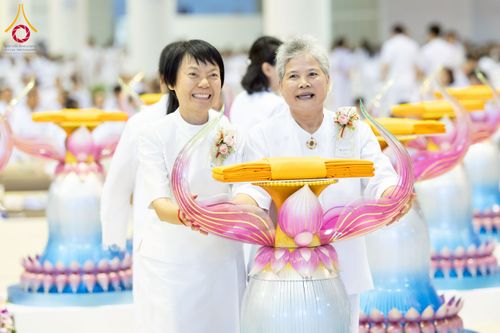 ภาพ No.215512:วันอาทิตย์ต้นเดือนที่ 6 เมษายน พ.ศ. 2568 ขบวนอัญเชิญผ้าป่าสมทบ มหาสังฆทาน 40,000 กว่าวัดทั่วประเทศ ณ สภาธรรมกายสากล วัดพระธรรมกาย