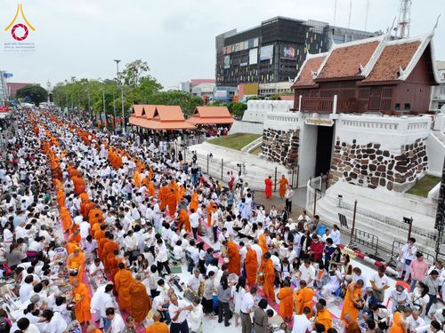 ภาพ No.210400:วันอาทิตย์ที่ 9 มีนาคม พ.ศ. 2568 พ่อเมืองโคราชจัดตักบาตรพระหมื่น ทำบุญเมือง 557 ปี