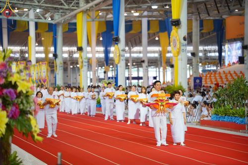 ภาพ No.167825:พิธีทอดกฐิน และ พิธีกรานกฐิน ในวันอาทิตย์ที่ 3 พฤศจิกายน พ.ศ. 2567 ณ วัดพระธรรมกาย จ.ปทุมธานี