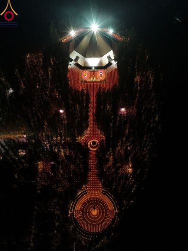 ภาพ No.107240:พิธีจุดประทีปถวายเป็นพุทธบูชา และบูชาธรรมมหาปูชนียาจารย์ ในโครงการธรรมยาตรากตัญญูบูชา มหาปูชนียาจารย์ พระมงคลเทพมุนี(สด จนฺทสโร) พระผู้ปราบมาร  อนุสรณ์สถาน 7 แห่ง ปีที่ 12  วันที่ 6 มกราคม พ.ศ. 2567 ณ อนุสรณ์สถานมหาวิหารพระมงคลเทพมุนี อ.สองพี่น้อง จ.สุพร