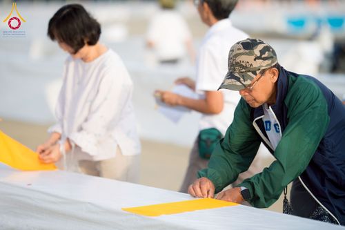 ภาพ No.217859:วันที่ 10-14 เมษายน พ.ศ. 2568 เจ้าหน้าที่อาสาสมัคร เตรียมงานวันคุ้มครองโลก ชุดที่ 2 วัดพระธรรมกาย จ.ปทุมธานี