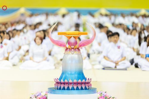 ภาพ No.177699:พิธีตักบาตรและพิธีบูชาข้าวพระ ในวันอาทิตย์ต้นเดือนที่ 1 ธันวาคม พ.ศ. 2567 ณ สภาธรรมกายสากล วัดพระธรรมกาย