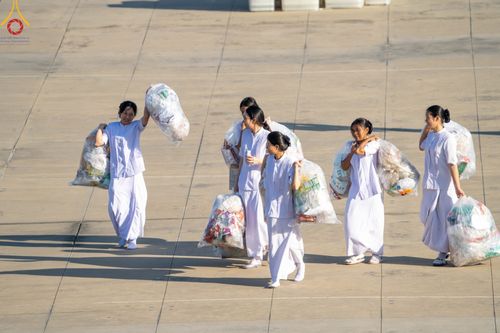 ภาพ No.105367:พิธีตักบาตรฉลองพระบวชใหม่ รุ่นบูชาธรรมมหาปูชนียาจารย์ และต้อนรับศักราชใหม่ วันจันทร์ที่ 1 มกราคม พ.ศ. 2567 ณ ลานธรรมพระมหาธรรมกายเจดีย์ วัดพระธรรมกาย