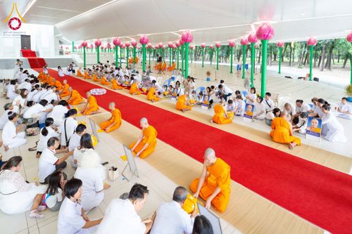 ภาพ No.256308:วันที่ 4 ตุลาคม พ.ศ. 2568 พิธีบรรพชาอุปสมบท  โครงการอุปสมบทหมู่บูชาธรรม 141 ปี  พระมงคลเทพมุนี (สด จนฺทสโร) ณ โบสถ์พระไตรปิฏก วัดพระธรรมกาย จ.ปทุมธานี