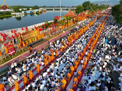 ภาพ No.101942:ตักบาตรพระ 10,000 รูป เติมบุญให้แผ่นดิน เนื่องในโอกาส 192 ปี จังหวัดกาญจนบุรี หนึ่งในโครงการตักบาตรพระ 2,000,000 รูป  77 จังหวัดทุกวัดทั่วไทย วันจันทร์ที่ 11 ธันวาคม พ.ศ. 2566 บริเวณถนนสองแคว (SKY WALK) เมืองกาญจนบุรี