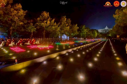 ภาพ No.224601:วันจันทร์ที่ 12 พฤษภาคม พ.ศ. 2568  ชาวพุทธในอินโดนีเซีย ร่วมฉลองวิสาขบูชาจุดประทีปกว่า 200,000 ดวง ณ พระมหาเจดีย์บรมพุทโธ  เจริญพุทธมนต์ถวาย “พระวชิรเกล้าเจ้าอยู่หัว”