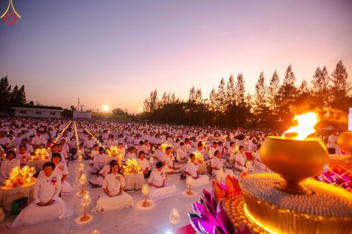 ภาพ No.192759:พิธีจุดประทีปถวายเป็นพุทธบูชา และบูชาธรรมมหาปูชนียาจารย์ ณ อนุสรณ์สถานคลองบางนางแท่น อ.สามพราน จ.นครปฐม ในโครงการธรรมยาตรา กตัญญูบูชา มหาปูชนียาจารย์ พระมงคลเทพมุนี(สด จนฺทสโร) พระผู้ปราบมาร อนุสรณ์สถาน 7 แห่ง ปีที่ 13 วันที่ 10 มกราคม พ.ศ. 2568