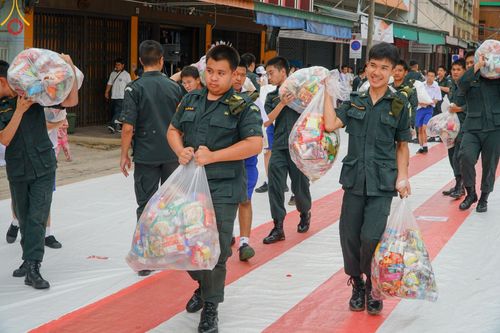 ภาพ No.146364:ตักบาตรพระ 1,384 รูป ทำบุญเมืองฝางครบรอบ 1,383 ปี ถวายเป็นพระราชกุศลแด่พระบาทสมเด็จพระเจ้าอยู่หัว เนื่องในโอกาสพระราชพิธีมหามงคล เฉลิมพระชนมพรรษา 6 รอบ 72 พรรษา วันเสาร์ที่ 27 กรกฎาคม พ.ศ.2567  ณ ถนนหน้าที่ว่าการอำเภอฝาง จ.เชียงใหม่