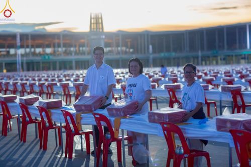 ภาพ No.219197:วันที่ 19-21 เมษายน พ.ศ. 2568 การเตรียมงานในลานธรรม , วิหารคด เพื่องานวันคุ้มครองโลก 22 เมษายน พ.ศ. 2568