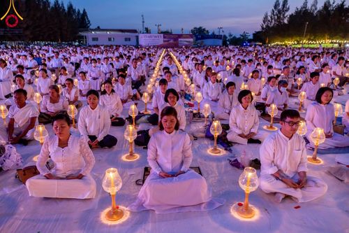 ภาพ No.109697:พิธีจุดประทีปถวายเป็นพุทธบูชา และบูชาธรรมมหาปูชนียาจารย์ วันที่ 10 มกราคม พ.ศ. 2567 ณ อนุสรณ์สถานคลองบางนางแท่น อ.สามพราน จ.นครปฐม