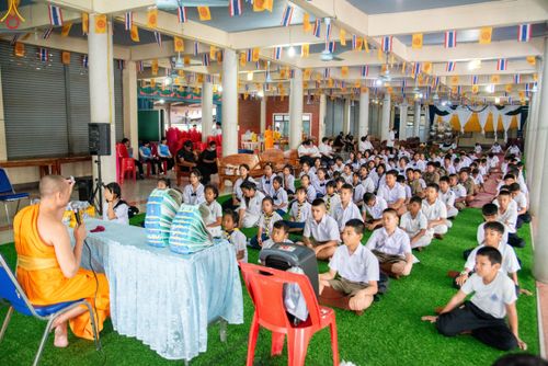 ภาพ No.301311:วันที่ 22 มกราคม พ.ศ. 2569 พิธีทอดผ้าป่าทำนุบำรุงศาสนสถาน ณ วัดใหม่พิบูลย์ผล อ.สองพี่น้อง จ.สุพรรณบุรี ในโครงการธรรมยาตรา กตัญญูบูชา มหาปูชนียาจารย์ พระมงคลเทพมุนี(สด จนฺทสโร) พระผู้ปราบมาร อนุสรณ์สถาน 7 แห่ง ปีที่ 14