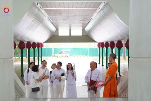 ภาพ No.326779:วันที่ 27-30 เมษายน พ.ศ.2569 ต้อนรับชาวต่างชาติจากประเทศมาเลเซีย ฝรั่งเศส เมียนมาร์ และศรีลังกา  เยี่ยมชมวัดพระธรรมกาย