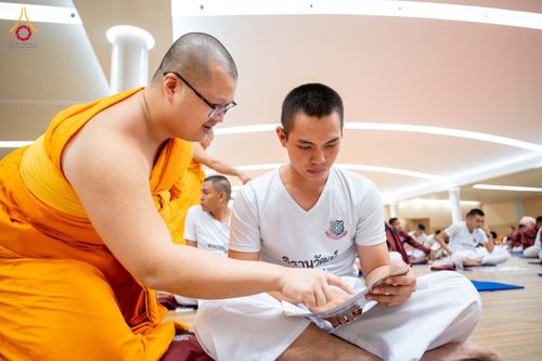 ภาพ No.350203:วันที่ 17-18 กันยายน พ.ศ. 2569 โครงการบรรพชาพัฒนาคุณธรรม จริยธรรม สำหรับนักเรียนนายสิบตำรวจ (นสต.) รุ่นที่ 16 ศูนย์ฝึกอบรมตำรวจภูธรภาค 1  ได้จัดกิจกรรม ณ สภาธรรมกายสากล ห้องแก้ว2