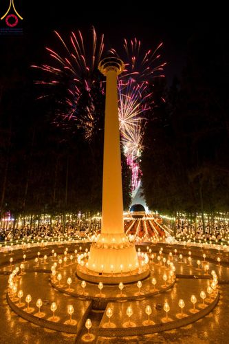 ภาพ No.107250:พิธีจุดประทีปถวายเป็นพุทธบูชา และบูชาธรรมมหาปูชนียาจารย์ ในโครงการธรรมยาตรากตัญญูบูชา มหาปูชนียาจารย์ พระมงคลเทพมุนี(สด จนฺทสโร) พระผู้ปราบมาร  อนุสรณ์สถาน 7 แห่ง ปีที่ 12  วันที่ 6 มกราคม พ.ศ. 2567 ณ อนุสรณ์สถานมหาวิหารพระมงคลเทพมุนี อ.สองพี่น้อง จ.สุพร