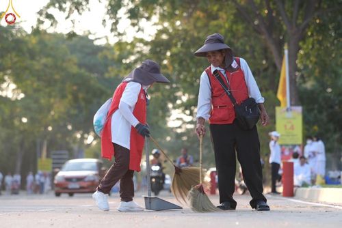 ภาพ No.191536:V.49 สารพัดV สารพัดดี ที่ธรรมยาตรา ในโครงการธรรมยาตรา กตัญญูบูชา มหาปูชนียาจารย์ พระมงคลเทพมุนี(สด จนฺทสโร) พระผู้ปราบมาร อนุสรณ์สถาน 7 แห่ง ปีที่ 13 ระหว่างวันที่ 2-31 มกราคม พ.ศ. 2568
