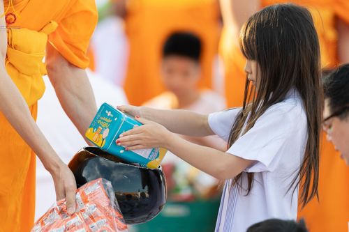 ภาพ No.187868:พิธีตักบาตรฉลองพระใหม่ ต้อนรับพุทธศักราช 2568 ณ ลานธรรมพระมหาธรรมกายเจดีย์ วัดพระธรรมกาย จ.ปทุมธานี วันที่ 1 มกราคม พ.ศ. 2568