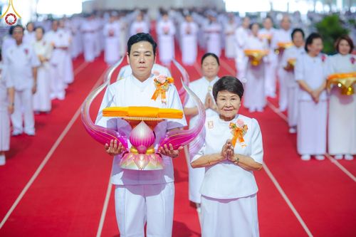 ภาพ No.178102:พิธีทอดผ้าป่าต้นสมบัติจักรพรรดิ ในวันอาทิตย์ที่ 1 ธันวาคม พ.ศ. 2567 ณ สภาธรรมกายสากล วัดพระธรรมกาย