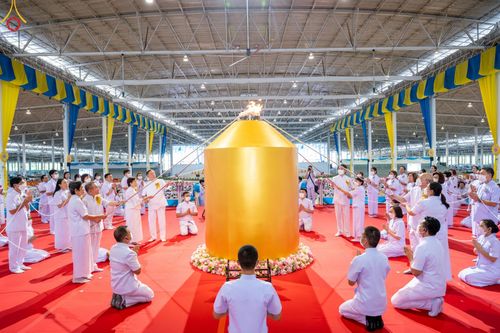 ภาพ No.86972:พิธีตักบาตร , พิธีบูชาข้าวพระ , พิธีจุดเทียนใจ ไฟนิรันดร์ อนันตชัย ในวันอาทิตย์ต้นเดือน 3 กันยายน พ.ศ. 2566 ณ วัดพระธรรมกาย