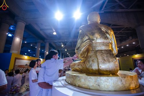 ภาพ No.154945:พิธีจุดประทีป, พิธีฉลองชัยสวดมนต์บทธัมมจักกัปปวัตนสูตร ณ มหารัตนวิหารคด วัดพระธรรมกาย วันอังคารที่ 17 กันยายน พ.ศ. 2567