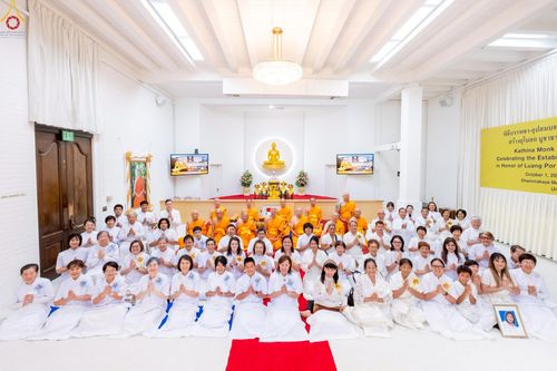 ภาพ No.252370:วันที่ 4-5 ตุลาคม พ.ศ. 2568  วัดพระธรรมกายแคลิฟอร์เนีย ประเทศสหรัฐอเมริกา ได้จัดพิธีตัดปอยผม โดยคณะสงฆ์ ญาติ ๆ และสาธุชน ให้กับนาคธรรมทายาท 8 ท่าน และได้จัดพิธีบรรพชา-อุปสมบท ฉลองพิธีทอดกฐินบรมจักรพรรดิ สร้างอุโบสถ 82 ปี บูชาธรรมหลวงพ่อธัมมชโย