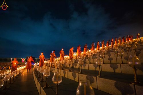 ภาพ No.160715:พิธีจุดประทีป 20,000 ดวง บูชาพระมหาธรรมกายเจดีย์ และบูชาพระมงคลเทพมุนี (สด จนฺทสโร) พระผู้ปราบมาร ณ ลานธรรม พระมหาธรรมกายเจดีย์ วัดพระธรรมกาย จ.ปทุมธานี วันที่ 10 ตุลาคม พ.ศ. 2567