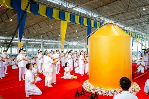 ภาพ No.89570:พิธีตักบาตร ข้าวสารอาหารแห้ง พิธีบูชาข้าวพระ และพิธีจุดเทียนใจ ไฟนิรันดร์  อนันตชัย ณ สภาธรรมกายสากล วัดพระธรรมกาย วันอาทิตย์ที่ 1 ตุลาคม พ.ศ. 2566