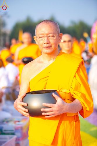 ภาพ No.201160:พิธีตักบาตรพระธรรมยาตรา ณ อนุสรณ์สถานลำดับที่ 5 สถานที่เผยแผ่วิชชาธรรมกายครั้งแรก อนุสรณ์สถานบางปลา วัดบางปลา อำเภอบางเลน จังหวัดนครปฐม ในโครงการธรรมยาตรา กตัญญูบูชา มหาปูชนียาจารย์ พระมงคลเทพมุนี(สด จนฺทสโร) พระผู้ปราบมาร อนุสรณ์สถาน 7 แห่ง ปีที่ 13
