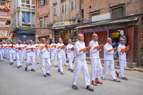 ภาพ No.129844:พิธีตัดปอยผมและแห่นาคธรรมทายาท ในโครงการบรรพชา 1,250 รูป ณ แดนประสูติ สวนลุมพินี ประเทศเนปาล วันที่ 2 มีนาคม พ.ศ. 2567