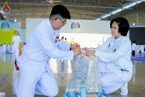 ภาพ No.223474:วันวิสาขบูชา วันอาทิตย์ที่ 11 พฤษภาคม พ.ศ. 2568 พิธีตักบาตร และปฎิบัติธรรม ณ สภาธรรมกายสากล วัดพระธรรมกาย