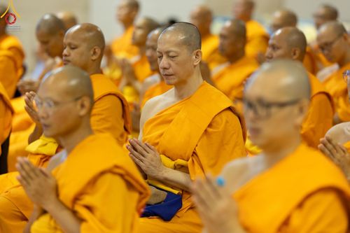 ภาพ No.143527:พิธีตักบาตร ข้าวสารอาหารแห้ง ณ บ้านแก้วเรือนทองคุณยายฯ และ พิธีบูชาข้าวพระ  ณ สภาธรรมกายสากล วัดพระธรรมกาย วันอาทิตย์ที่ 7 กรกฎาคม พ.ศ. 2567