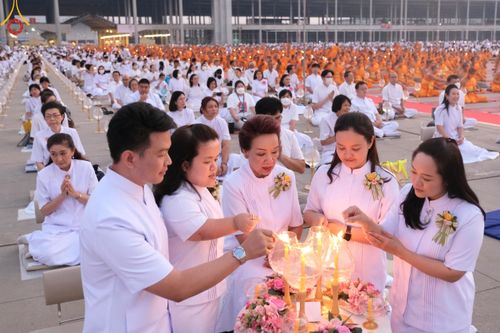 ภาพ No.122107:พิธีจุดประทีปถวายเป็นพุทธบูชา และบูชาธรรมมหาปูชนียาจารย์ พระมงคลเทพมุนี(สด จนฺทสโร) ในโครงการธรรมยาตรา กตัญญูบูชา มหาปูชนียาจารย์ พระมงคลเทพมุนี(สด จนฺทสโร) พระผู้ปราบมาร อนุสรณ์สถาน 7 แห่ง ปีที่ 12 วันที่ 31 มกราคม พ.ศ. 2567 ณ วัดพระธรรมกาย จ.ปทุมธานี