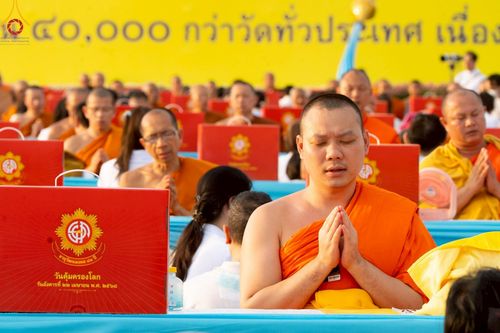 ภาพ No.221693:วันอังคารที่ 22 เมษายน พ.ศ. 2568 ภาพพิธีถวายมหาสังฆทานคณะสงฆ์ 40,000 กว่าวัดทั่วประเทศ เนื่องในวันคุ้มครองโลก ชุดที่ 2 (ปลื้มให้สมการรอคอย) ณ ลานธรรมพระมหาธรรมกายเจดีย์ วัดพระธรรมกาย